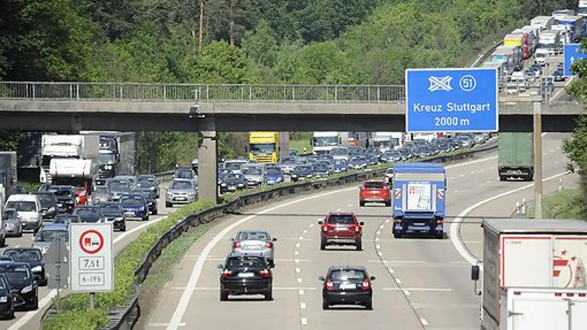 Stau nach Gefahrgut-Unfall auf A8 Höhe Flughafen Stuttgart, ein Schwerverletzter