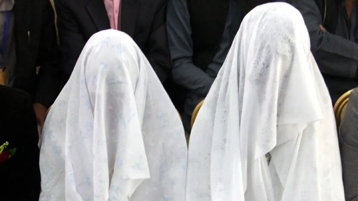 ARCHIV - Junge afghanische Bräute nehmen vollverschleiert mit Blumensträußen in den Händen an einer kollektiven Eheschließung am 15.10.2014 in Ghazni (Afghanistan) teil. Foto: NAWEED HAQJOO/EPA/dpa (zu dpa Kinderehen in Deutschland - 361 Verheiratete unter 14 Jahren vom 09.09.2016) +++(c) dpa - Bildfunk+++