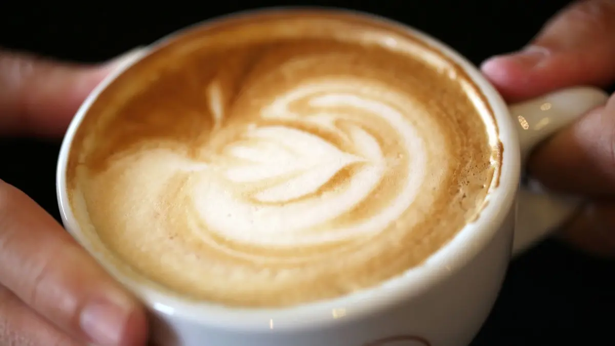 ARCHIV - Milchschaum liegt am 15.06.2016 in Düsseldorf (Nordrhein-Westfalen) auf einer Tasse mit Milchkaffee. Die deutschen Verbraucher müssen etwas mehr Geld für ein Pfund Kaffee ausgeben. (zu dpa "Kaffee wird langfristig eher teurer - Mehr Nachfrage, weniger Flächen" vom 12.01.2017) Foto: Martin Gerten/dpa +++(c) dpa - Bildfunk+++