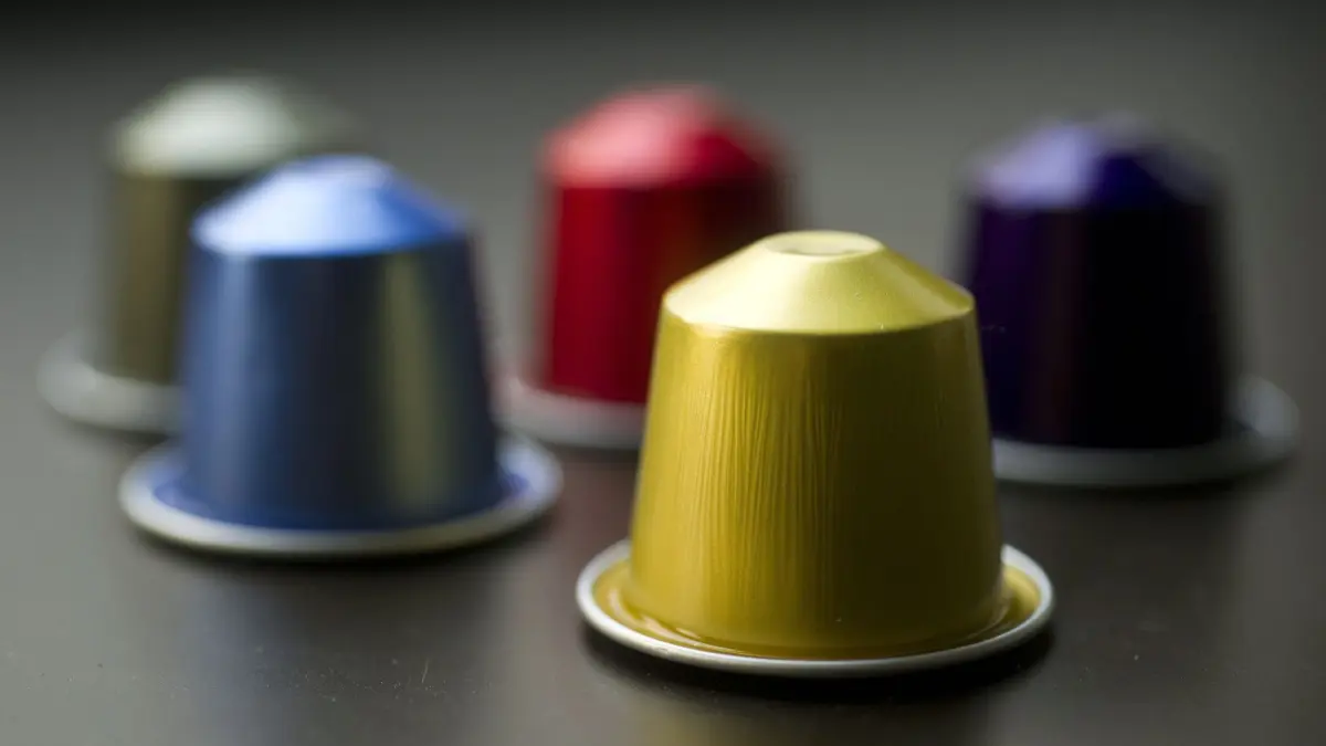 ARCHIV - Bunte Kaffee-Kapseln der Marke Nespresso liegen am 09.08.2012 auf einem Tisch in München. Billigere Konkurrenzprodukte von Nespresso-Kaffeekapseln dürfen nach einem Urteil des Oberlandesgerichtes Düsseldorf weiterhin mit dem Hinweis angepriesen werden, dass sie für Nespresso-Maschinen geeignet sind. Foto: Victoria Bonn-Meuser/dpa (Zu dpa vom 21.02.2013) +++(c) dpa - Bildfunk+++