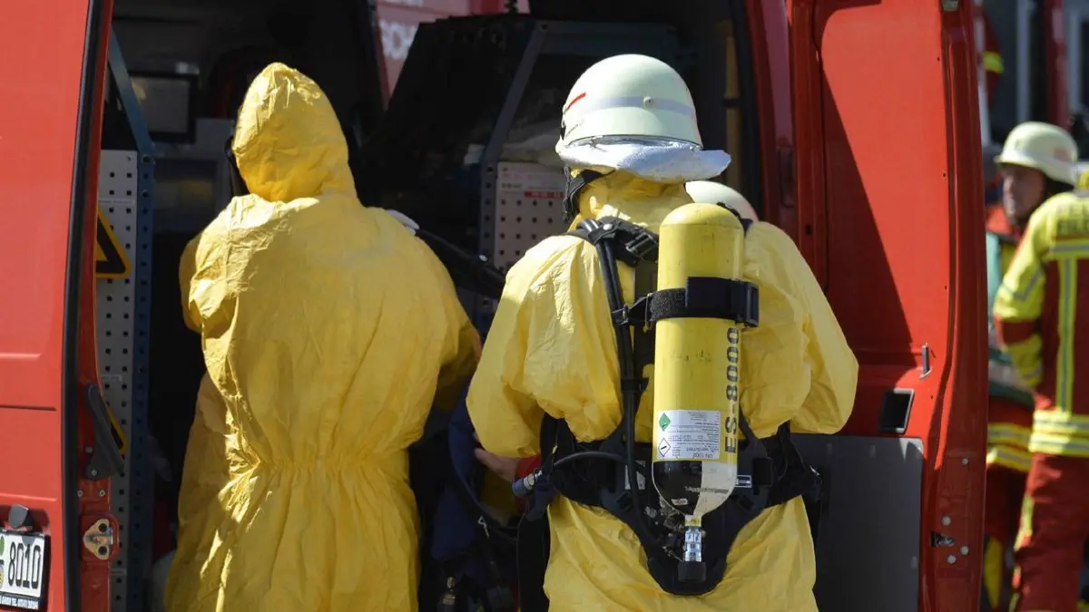 Am Dienstagmittag gegen halb 12 kam es in der Raiffeisenstrasse in Filderstadt-Bonlanden in einer Spedition zu einen Austritt eines Gefahstoffs aus einem IBC. Der Stoff verteilte sich im Lagerbereich der Firma. Die Feuerwehren aus Filderstadt und Ostfildern warn vor Ort und banden unter Atemschutz und leichtem Chemikalienschutzanzug den Gefahrstoff. Der Austritt des Stoffes wurde ebenfalls gestoppt. Wie der Rettungsdienst mitteilte gabe es neun Verletzte, davon wurden 2 in ein Krankenhaus verbracht und sieben vor Ort behandelt. Zwei der vor behandelten Verletzten waren Feuerwehrleute. Die Feuerwehr war mit neun Fahrzeugen und 49 Einsatzkraeften vor Ort. Der Rettungsdienst mit einem Notarzt, zwei Rettungswagen, ein Leitender Notarzt, ein Orgainsatorischer Leiter Rettungsdienst, die Bereitschaft des DRK Plattenhardt mit zwei Fahrzeugen, Kreisbereitschaftsleitung und 16 Einsatzkraefte.