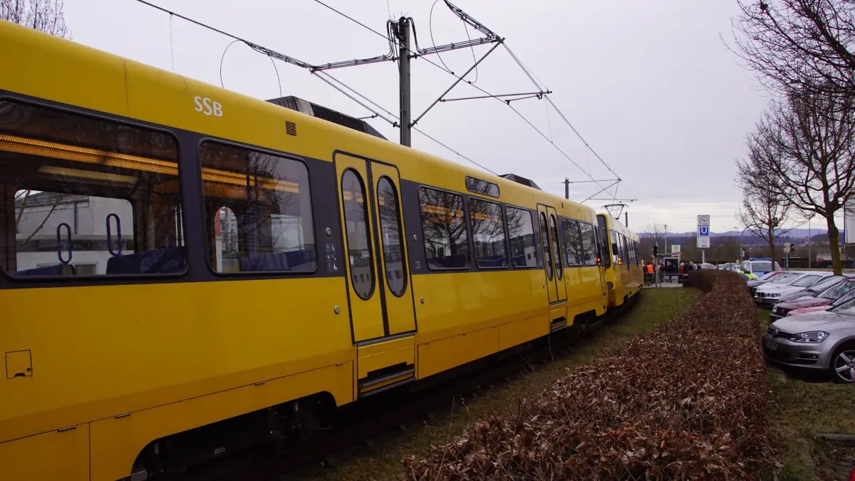 Gegen 14 Uhr kam es heute in Ostfildern an der Haltestelle Kreuzbrunnen zu einem Stadtbahnunfall . Eine Person wurde beim ueberqueren des Bahnueberganbes von einer Stadtbahn der Linie U7 erfasst und verletzt. Aktuell kommt es noch zu Behinderungen.