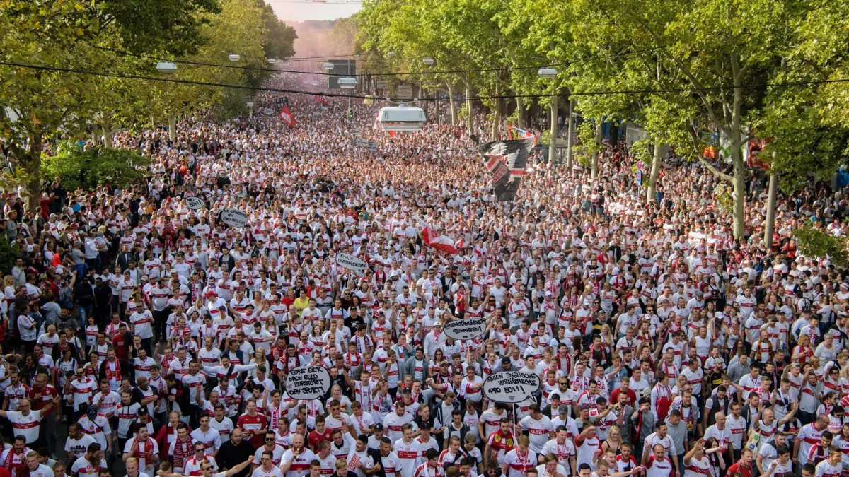 dpatopbilder - 01.09.2018, Baden-Württemberg, Stuttgart: Fußball: Bundesliga, VfB Stuttgart - Bayern München, 2. Spieltag in der Mercedes-Benz-Arena. Tausende Fans vom VfB Stuttgart ziehen in einem Fanmarsch zum Stadion. Foto: Matthias Balk/dpa - WICHTIGER HINWEIS: Gemäß den Vorgaben der DFL Deutsche Fußball Liga ist es untersagt, in dem Stadion und/oder vom Spiel angefertigte Fotoaufnahmen in Form von Sequenzbildern und/oder videoähnlichen Fotostrecken zu verwerten bzw. verwerten zu lassen. +++ dpa-Bildfunk +++