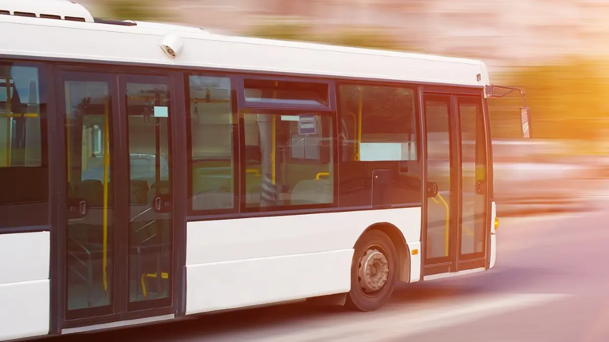 Zwischen Haigerloch und Bad Imnau sind ein Linienbus und ein Auto zusammengestoßen. (Symbolfoto)