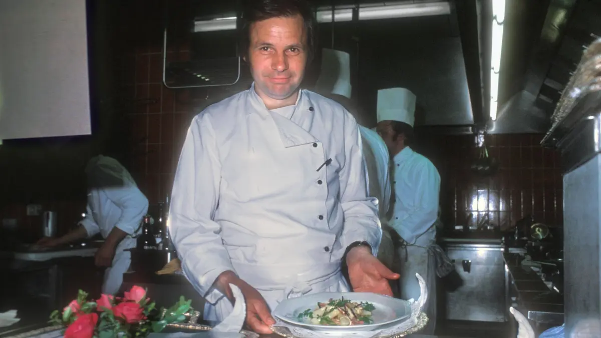 Tantris Restaurant in München - Archivbilder Eckart Witzigmann Geboren 4. Juli 1941, Koch, Gastronom und Kochbuchautor. Einer der besten lebenden Köche. Gault & Millau erklärte 1994 Witzigmann zum Koch des Jahrhunderts. Seit 1971 Küchenchef im Tantris in München, 1973 erster und 1974 zweiter Michelin-Stern. 1978 in München eigenes Restaurant Aubergine, 1979 als erstes Restaurant in Deutschland drei Michelin-SterneFoto: März 1977 Tantris Eckart Witzigmann im Tantris Mai 1977 5022 *** Eckart Witzigmann Born 4 July 1941, chef, restaurateur and cookbook author One of the best living chefs Gault Millau declared Witzigmann to be the Chef of the Century in 1994 Since 1971 head chef at Tantris in Munich, 1973 first and 1974 second Michelin star 1978 in Munich own restaur