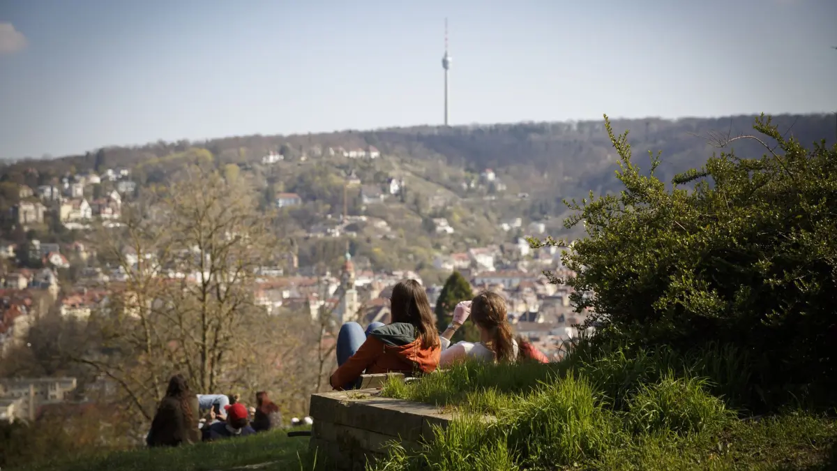 Zwei Frauen sitzen auf einer Bank unterhalb des Kiosk an der Karlshoehe. Eine der Frauen traegt Handschuhe.
Streifzug durch Stuttgart am Samstag, 04.04.2020 bei schoenem Wetter. In Stuttgart gelten, wie im restlichen Bundesgebiet, starke Beschraenkungen um die Verbreitung des Coronavirus SARS-CoV-2 zu verlangsamen. Trotzdem sind einige Menschen im Freien unterwegs.