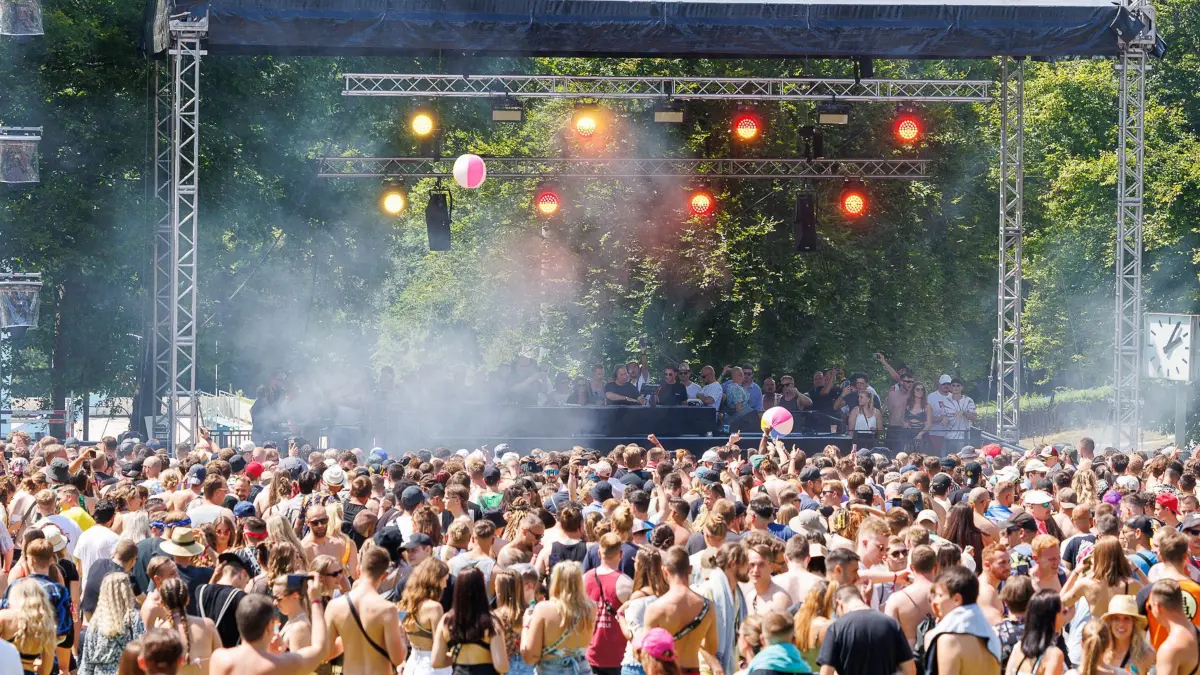 Sindelfingen, Badezentrum, WET Festival, 3 Stages mit verschiedenen DJ´s und Technos Beats.