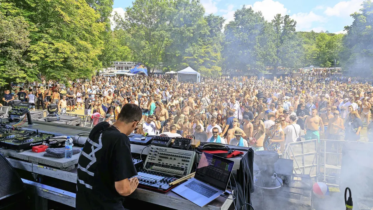 Sindelfingen, Badezentrum, WET Festival, 3 Stages mit verschiedenen DJ´s und Technos Beats.