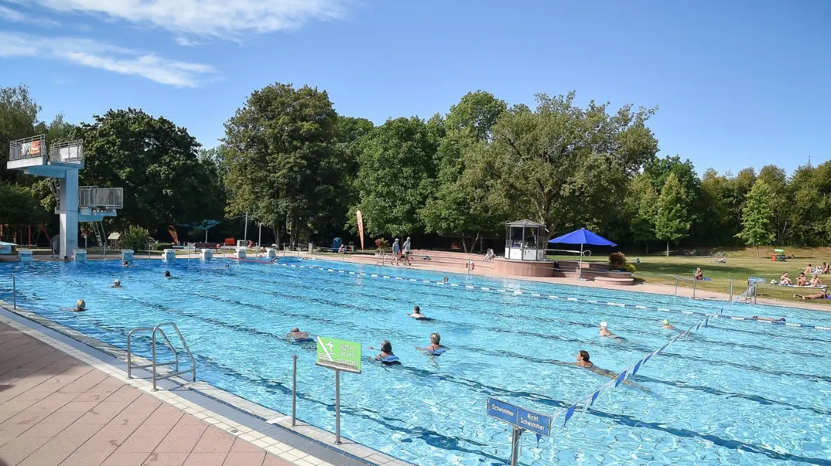 Freibad-Reportage Berichterstatter begleitet die Bademeisterin einen halben Tag - Martha Siebert ist die Bademeisterin - Freibad Möhringen, Hechinger Straße 112, 70567 Stuttgart-Möhringen