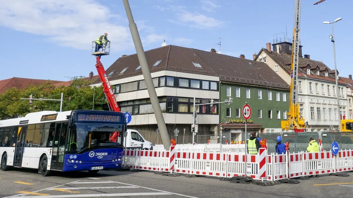 Ludwigsburg - Auf der Sternkreuzung wird die Schlangenskulptur abgebaut