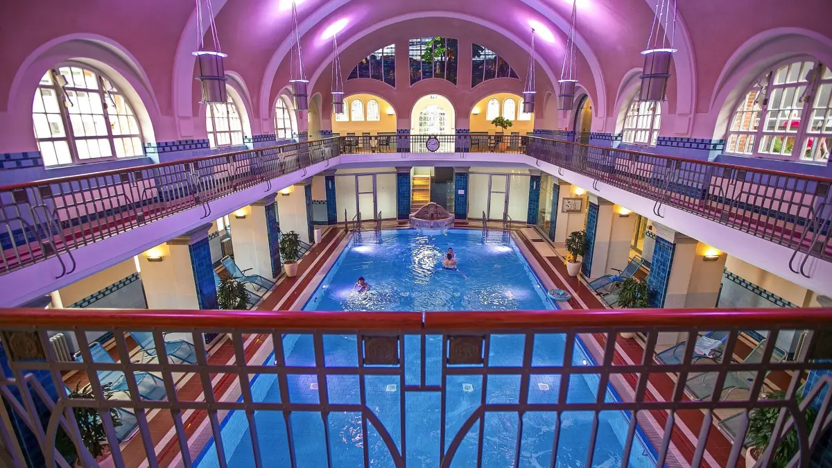 foto: roberto bulgrin
09. 01. 2023
Esslingen, Rundgang durch das Merkel'sche Schwimmbad, eines der wenigen Jugendstilbäder Deutschlands, das in Betrieb ist. Gerade hat es einen 5,6-Mio-Förderscheck bekommen hat. Esslingens Oberbürgermeister Matthias Klopfer, Erster Bürgermeister Ingo Rust und Michael Werner, Leiter Bäderbetrieb bei den Stadtwerken Esslingen, werden durch das Bad führen und die geplanten Sanierungsmaßnahmen vorstellen. Die Sanierungsmaßnahmen beginnen im Frühjahr 2023 und sollen bis Herbst 2024 abgeschlossen sein. .