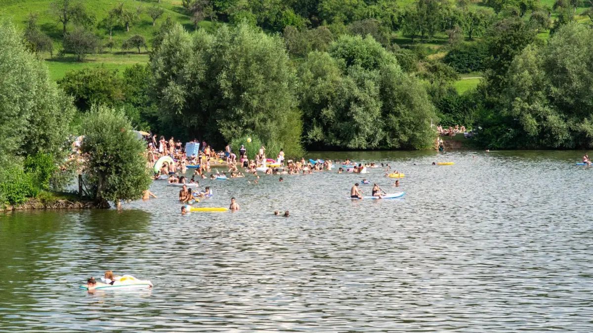 Sommer, Sonne, Corona: Überfüllte Badeseen bei 27 Grad in Baden-Württemberg - Foto/Videomaterial mit Drohnenaufnahmen vom Aileswasensee in Neckartailfingen Zufahrt zum See gesperrt Sommer, Sonne, Corona: Überfüllte Badeseen bei 27 Grad in Baden-Württemberg - Foto/Videomaterial mit Drohnenaufnahmen vom Aileswasensee in Neckartailfingen Zufahrt zum See gesperrtaSommer, Sonne, Corona: Überfüllte Badeseen bei 27 Grad in Baden-Württemberg - Foto/Videomaterial mit Drohnenaufnahmen vom Aileswasensee in Neckartailfingen Zufahrt zum See gesperrt Bei 27 Grad verbrachten viele Familien, Jugendliche und Kinder den Sonntag am Alieswasensee in Neckartaiflingen. Aufgrund des Anlaufes musste die Zufahrt zum See durch Securitys gesperrt werden. aSo Copyright: 7aktuell.dex xNilsxReeh