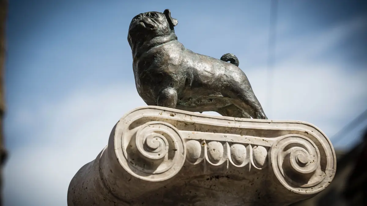 Der Loriot Mops auf dem Denkmal am Eugensplatz ist von Oberbuergermeister Fritz Kuhn enthuellt worden. Mit dabei Gerhard Raff , Michael Gaedt , Uli Gsell , Jan Sellner und Ulf Mehrboldt.