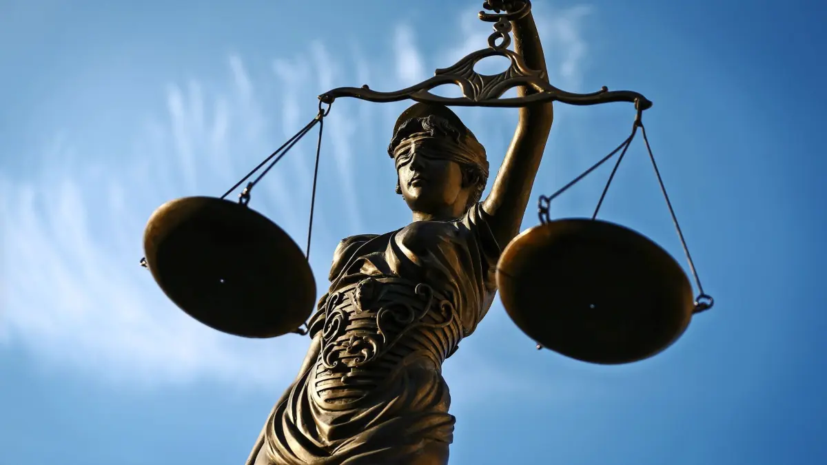 ARCHIV - 09.09.2014, Bayern, Bamberg: Eine Statue der Justitia hält eine Waage in der Hand. Die Staatsanwaltschaften in Sachsen-Anhalt haben im vergangenen Jahr gut drei Prozent mehr Verfahren auf den Tisch bekommen als noch 2021. Die Zahl sei von knapp 233 400 auf gut 240 500 gestiegen, teilte die Generalstaatsanwaltschaft Naumburg mit. (zu dpa: «Staatsanwälte öfter wegen Wirtschaftsdelikten und Extremismus aktiv») Foto: David-Wolfgang Ebener/dpa +++ dpa-Bildfunk +++