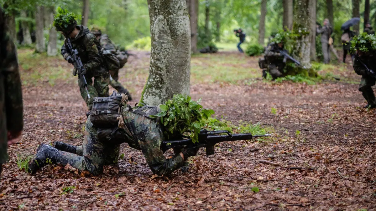01.08.2023, Baden-Württemberg, Stetten am kalten Markt: Reservisten nehmen auf einem Übungsplatz der Bundeswehr an der Abschlussübung zum Projekt "Ungediente für die Reserve" des Landeskommandos Baden-Württemberg teil. Dabei halten sie sich mit Ihren Waffen vom Typ G36 in einem Waldstück auf und üben das Vordringen und Zurückziehen. Das Ziel des Projekts ist es, eine Reserve von qualifizierten Soldatinnen und Soldaten aufzubauen, die im Falle von Krisen und Katastrophen oder zum Heimatschutz sowie in der Landesverteidigung eingesetzt werden können. Foto: Christoph Schmidt/dpa +++ dpa-Bildfunk +++