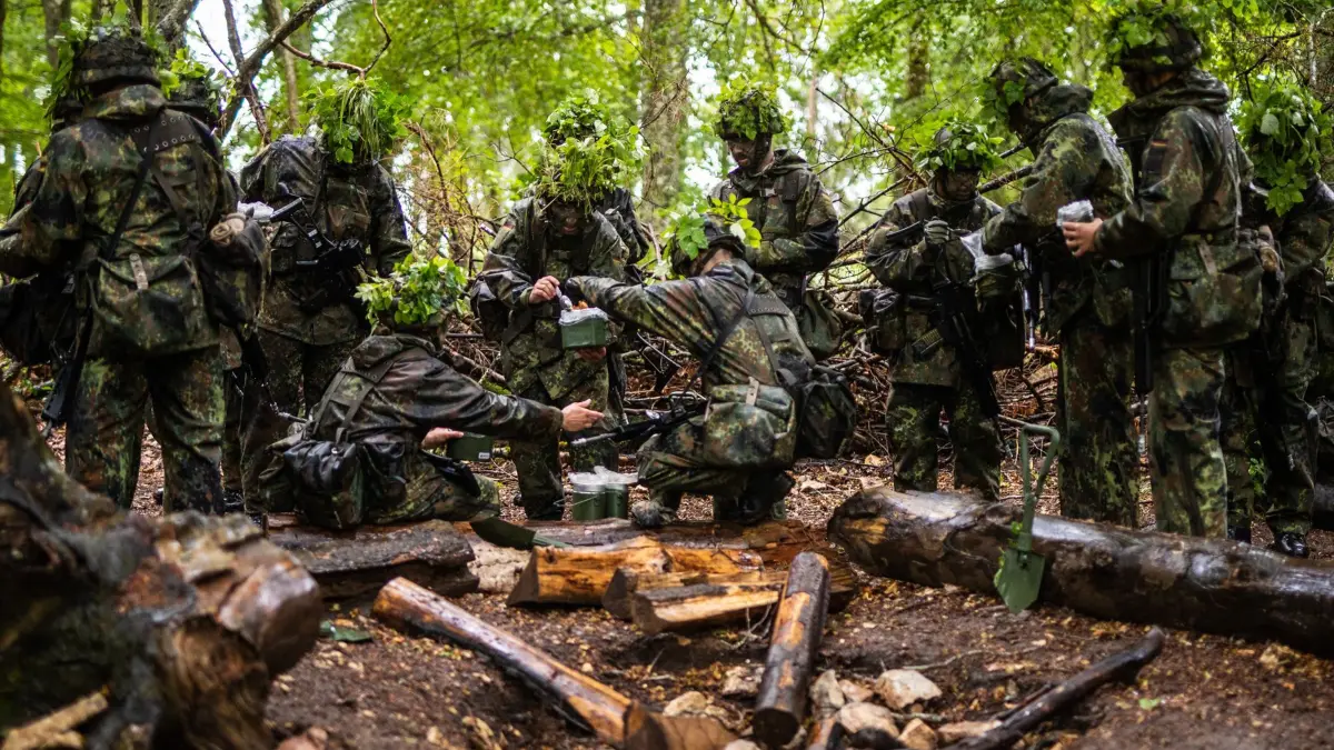01.08.2023, Baden-Württemberg, Stetten am kalten Markt: Reservisten nehmen auf einem Übungsplatz der Bundeswehr an der Abschlussübung zum Projekt "Ungediente für die Reserve" des Landeskommandos Baden-Württemberg teil. Das Ziel des Projekts ist es, eine Reserve von qualifizierten Soldatinnen und Soldaten aufzubauen, die im Falle von Krisen und Katastrophen oder zum Heimatschutz sowie in der Landesverteidigung eingesetzt werden können. Foto: Christoph Schmidt/dpa +++ dpa-Bildfunk +++