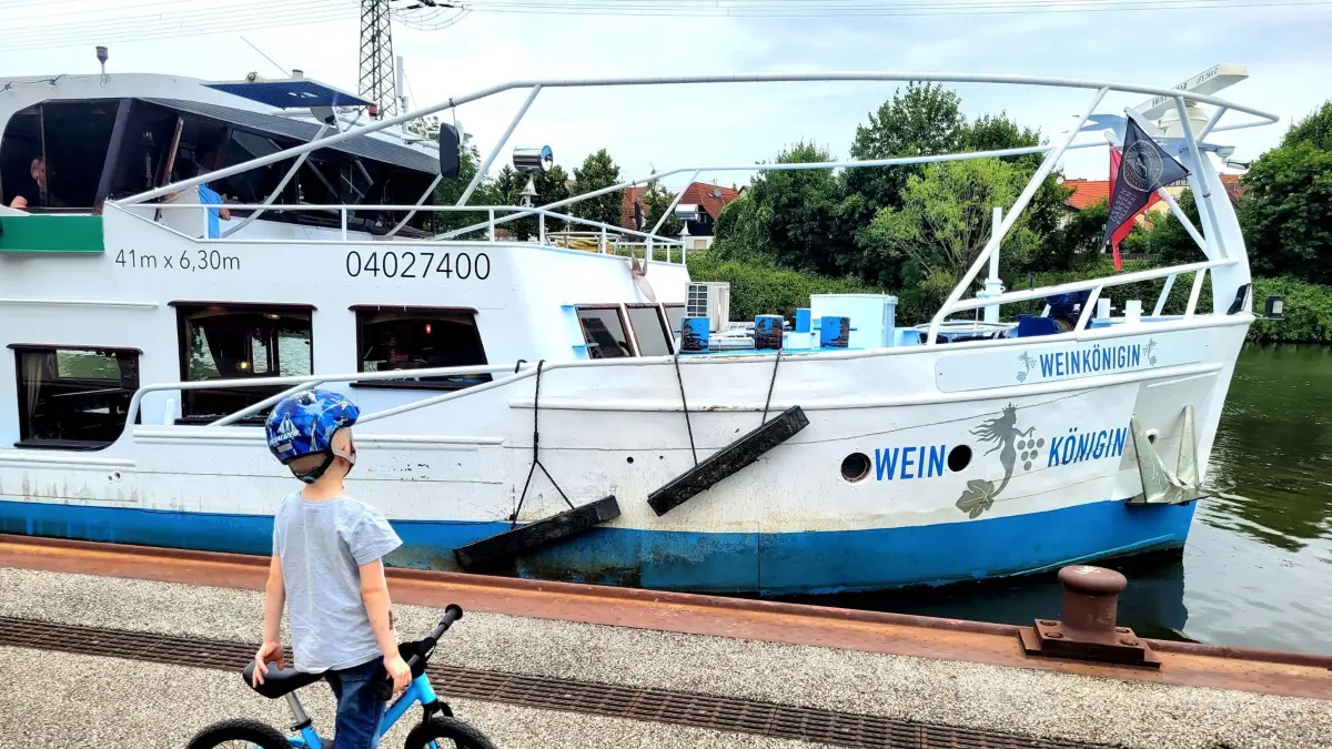 Die Tour endet am Biergarten Uferstüble am Neckar. Besonders am Wochenende ist hier auch auf dem Wasser einiges los.