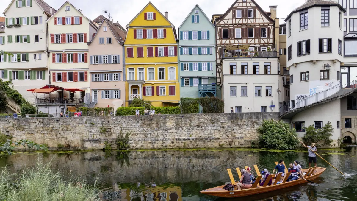 Neckarfront Tübingen mit typischem Stocherkahn. // Tübingen, Baden-Württemberg, Deutschland.
