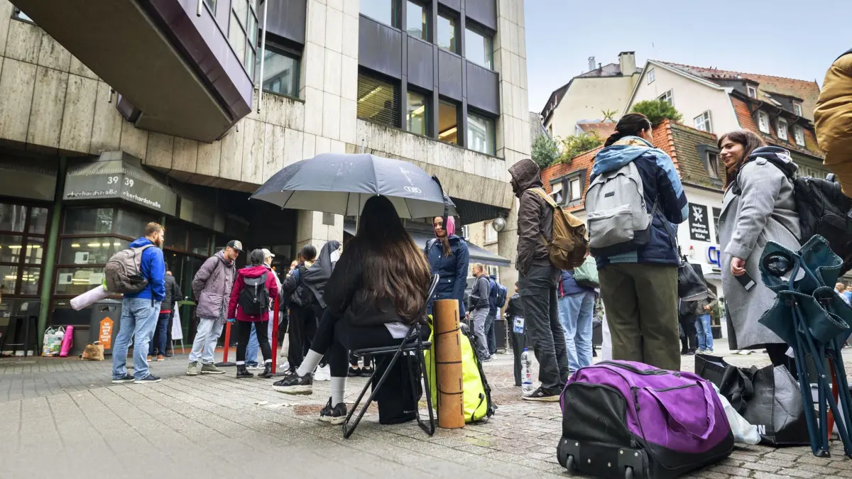 Stuttgart, Baden-Württemberg, 29.08.2023:
Schlange vor der Ausländerbehörde in der Eberhardstraße am Morgen. Hintergrund ist eine Geschichte über das Versagen der Behörde.
Im Bild: Der vordere Teil der Schlange. Die abgebildeten Wartenden stehen nach eigener Aussage seit mindestens dem Vorabend an.