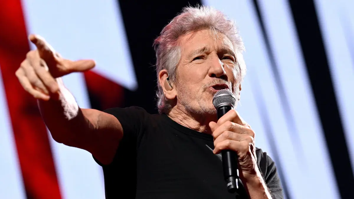 21.05.2023, Bayern, München: Pink-Floyd-Mitbegründer Roger Waters tritt im Rahmen seiner Deutschland-Tour «This Is Not A Drill» in der Olympiahalle auf. Das Konzert ist umstritten. Zuvor hatten Kommunalpolitiker gefordert, den Auftritt wegen Antisemitismusvorwürfen gegen Waters abzusagen. Foto: Angelika Warmuth/dpa +++ dpa-Bildfunk +++