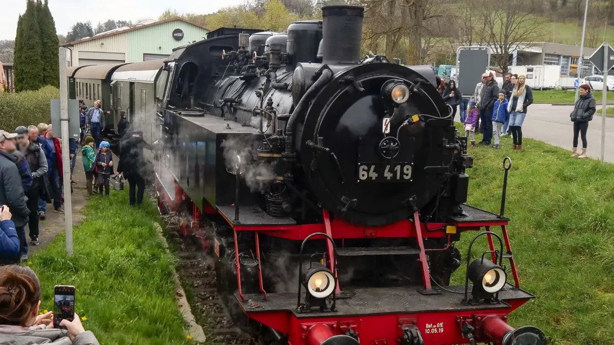Weissach - Der historische Dampfzug "Feuriger Elias" kommt am Bahnhof an.