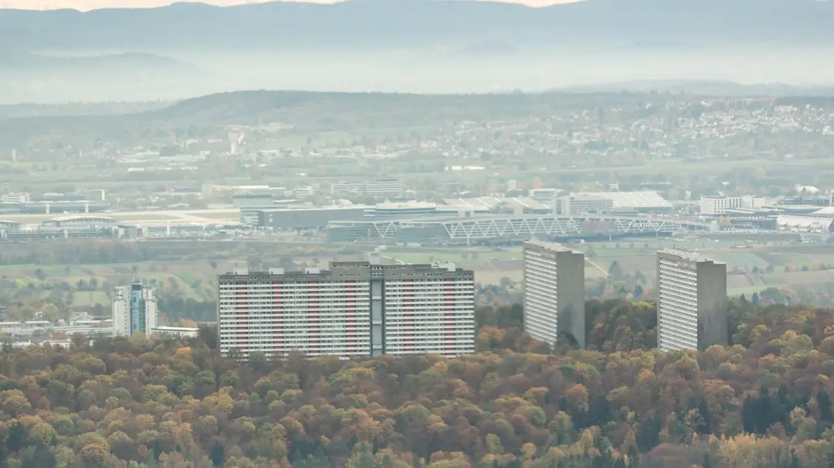 Stuttgart, Blick auf Stadtteile aus der 150m Hoehe, vom Fernsehturm
Hier: Asemwald
