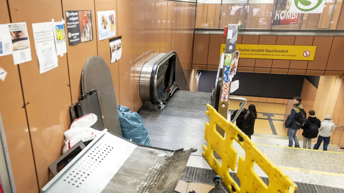 Stuttgart, Baden-Württemberg, 21.12.2023:
Die S-Bahn Stuttgart prämiert Memes, welche von Studierenden an der S-Bahnhaltestelle Universität an einer seit längerer Zeit defekten Rolltreppe angebracht wurden.
