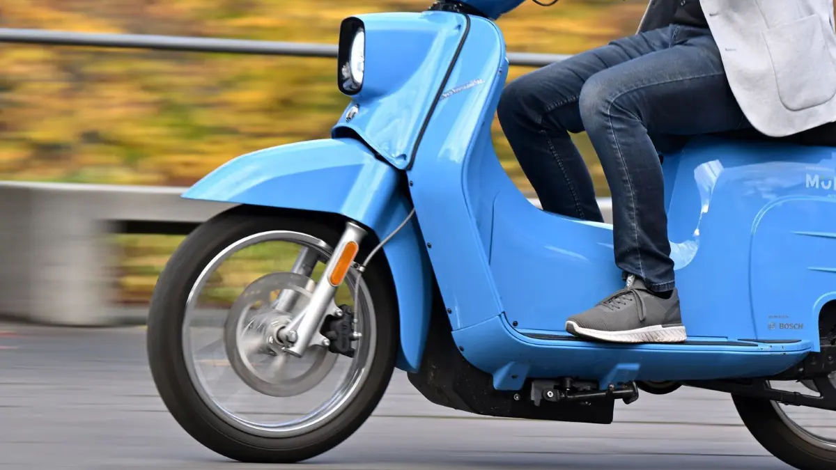 Modellvielfalt: Bei elektrischen Motorrollern gibt es mittlerweile auch optisch eine große Auswahl für viele Geschmäcker. Dennoch sollte vor dem Kauf des Wunschmodells immer eine ausreichend lange Probefahrt gemacht werden. (zu dpa: „Zweitakku und Probefahrt: Tipps für den Kauf von E–Rollern»)
