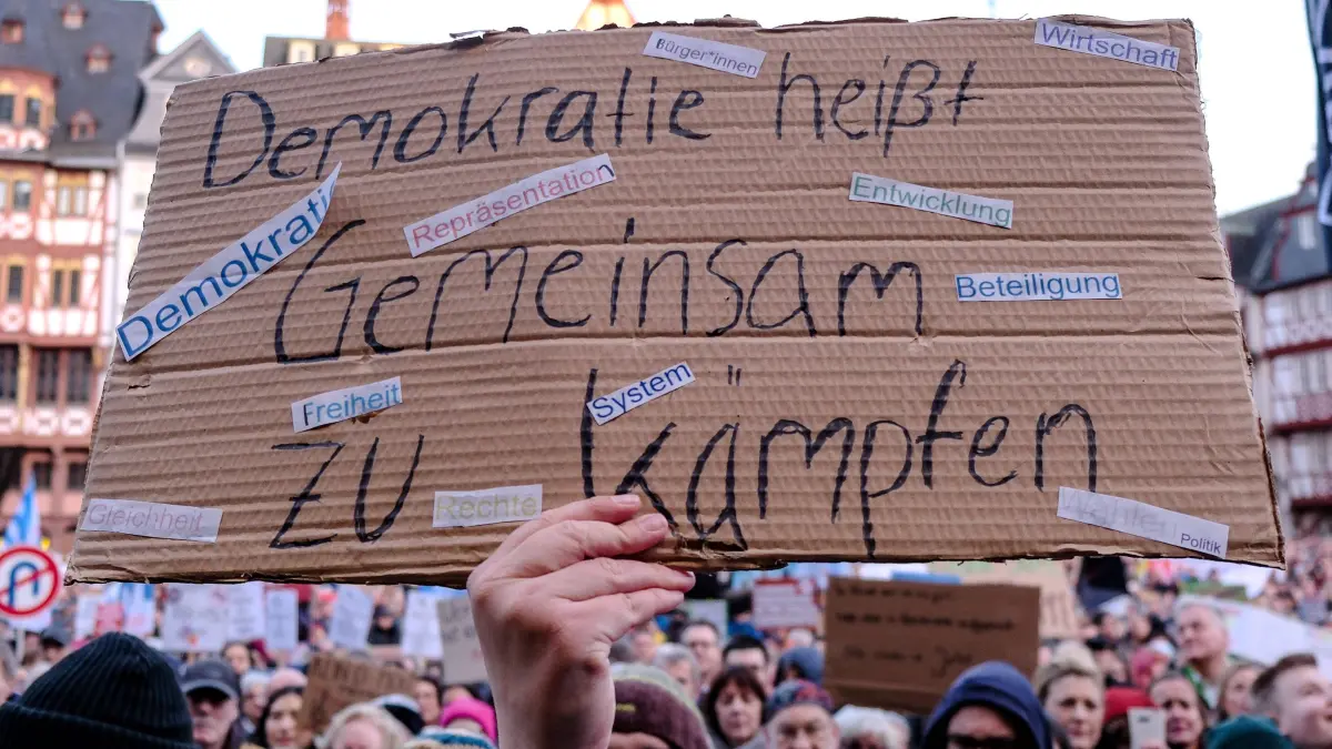 Frankfurt Hunderte Menschen Demonstration gegen Rechtsextremismus und die AfD, Frankfurt am Main, 05.01.2024 Demokratie heißt Gemeinsam zu Kaempfen Schriftzug auf einem Schild, Hunderte Menschen Demonstration gegen Rechtsextremismus und die AfD, Frankfurt am Main, 05.01.2024 *** Frankfurt Hundreds of people demonstrating against right-wing extremism and the AfD, Frankfurt am Main, 05 01 2024 Demokratie heißt Gemeinsam zu Kaempfen lettering on a sign, Hundreds of people demonstrating against right-wing extremism and the AfD, Frankfurt am Main, 05 01 2024 Copyright: xEibner-Pressefoto/FlorianxWieganx EP_FWD