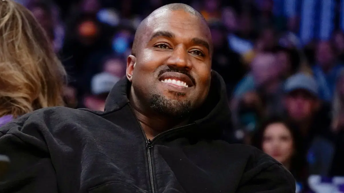Der Rapper Ye, früher bekannt als Kanye West, sieht sich ein Basketballspiel zwischen den Washington Wizards und den Los Angeles Lakers an. (zu dpa: „Ozzy Osbourne im Clinch mit Kanye West — „Er ist ein Antisemit»»)