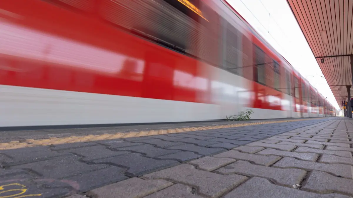 Eine S–Bahn hält am Südbahnhof in Frankfurt. (zu dpa: „Anlaufschwierigkeiten bei der Linie S6»)