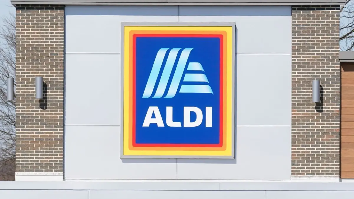 Kunden gehen zu einem Aldi–Supermarkt. Der Discounter Aldi plant bis Ende 2028 etwa 800 neue Filialen in den USA.