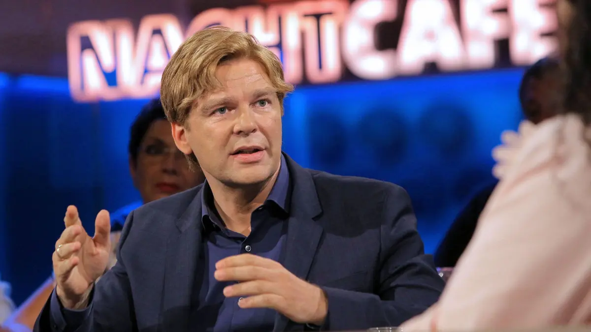Moderator Michael Steinbrecher diskutiert während der Aufzeichnung seiner SWR–Sendung „Nachtcafé“ im Studio im Alten E–Werk (undatierte Aufnahme). Am 8. Juli wird die Talkshow zum 1000. Mal im SWR ausgestrahlt. (zu dpa: „ARD–Sender teilen sich Talkshow–Sendeplätze in Regional–Programmen»)