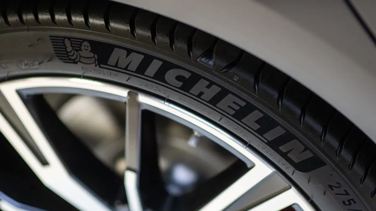Ein BMW steht mit Michelin Reifen in der Niederlassung in Dresden. (zu dpa: „IG BCE: Rettung von Michelin–Werken gescheitert»)