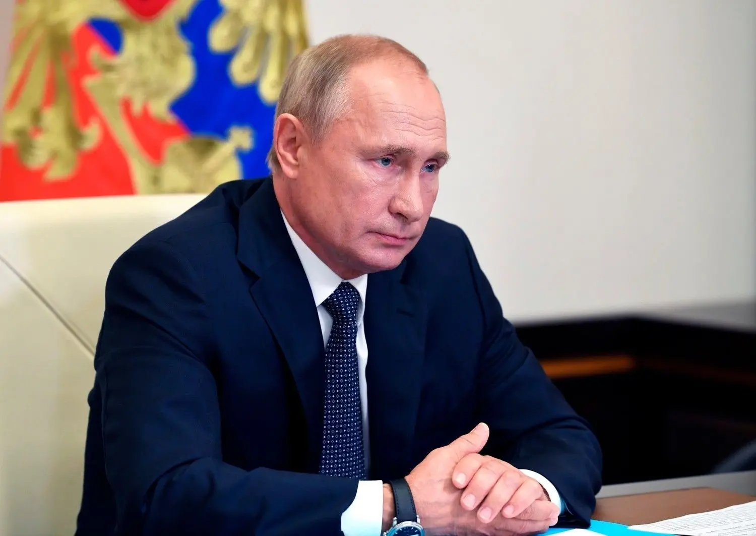 Wladimir Putin, Präsident von Russland, nimmt von seiner Vorstadtresidenz Nowo-Ogarjowo aus an einer Kabinettssitzung teil. Putin hat die weltweit erste staatliche Zulassung eines Impfstoffs gegen Corona bekanntgegeben.
