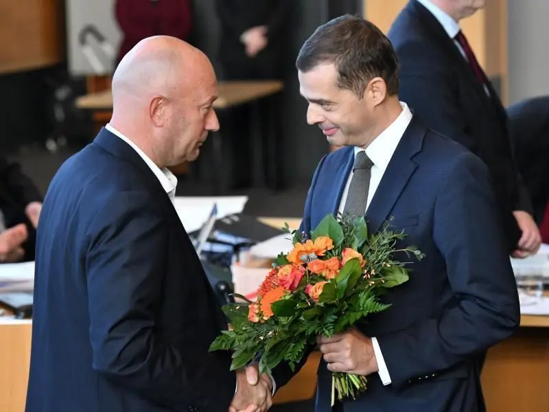 CDU-Fraktionschef Mike Mohring (r) gratuliert dem neuen Thüringer Ministerpräsidenten Thomas Kemmerich (FDP).