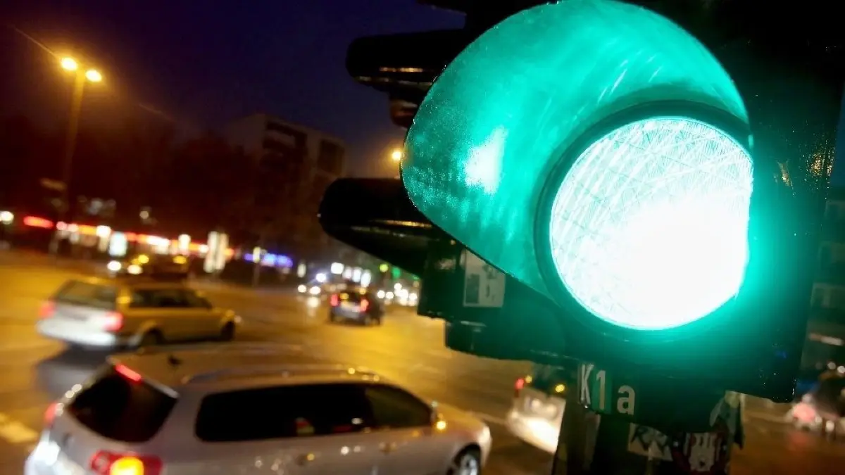 Die Stadtverwaltung informiert, dass die Ampel an der Spittastraße/Zentrumsring leider erneut ausgefallen ist.
ARCHIV - Zum Themendienst-Bericht vom 28. November 2019: Grüne Ampel gibt freie Fahrt: Doch wenn Autofahrer etwa wegen Nachzüglern nicht mehr ganz über die Kreuzung kommen, bleiben sie im Zweifel vorher an der Haltelinie stehen. Foto: Bodo Marks/dpa-tmn - Honorarfrei nur für Bezieher des dpa-Themendienstes +++ dpa-Themendienst +++
