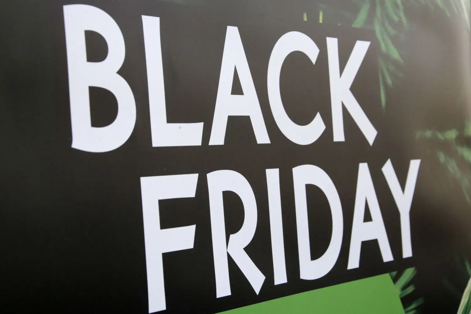 Die Geschäfte locken mit billigen Angeboten Kunden am Black Friday.