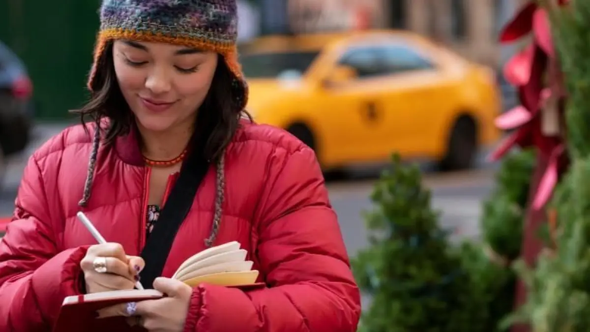 Dash & Lily auf Netflix: Lily (Midori Francis) kommt durch ihr rotes Notizbuch mit Dash in Kontakt.
Alison Cohen Rosa