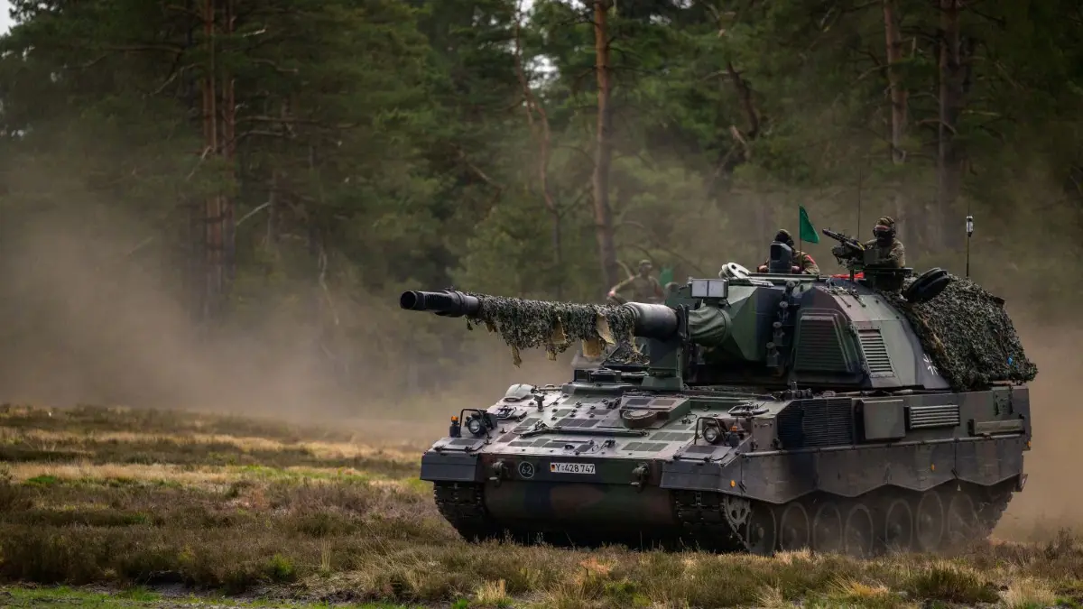 Eine Panzerhaubitze 2000 der Bundeswehr während einer Übung
ARCHIV - 10.05.2022, Niedersachsen, Munster: Eine Panzerhaubitze 2000 (kurz PzH 2000) der Bundeswehr fährt während der Übung ·Wettiner Heide· auf dem Übungsplatz. Die Bundesregierung hat nach Angaben des Rüstungsunternehmens Krauss-Maffei Wegmann (KMW) den Verkauf von 100 neuen Panzerhaubitzen an die Ukraine genehmigt. Demnach erteilte das Wirtschaftsministerium dem Münchner Rüstungsunternehmen am 13. Juli die Genehmigung für den Bau der Panzerhaubitzen 2000. Damit sei auch der Export genehmigt, sagte ein Sprecher. Foto: Philipp Schulze/dpa +++ dpa-Bildfunk +++