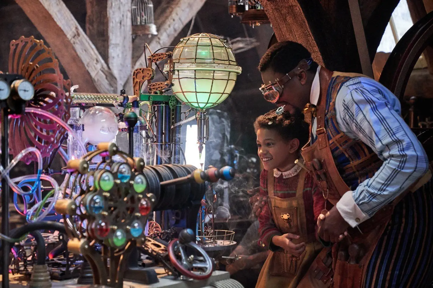 Der große Spielzeugmacher Jeronicus Jangle mit seiner Tochter Jessica im Netflix-Musical „Jingle Jangle Journey“. Er hat eine Werkstatt voller Erfindungen. ⇥