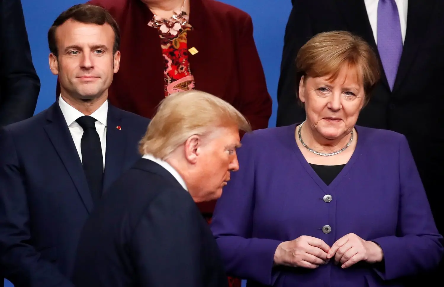 Frankreichs Präsident Emmanuel Macron (links) und Bundeskanzlern Angela Merkel blicken auf Donald Trump: Europa muss nach dieser US-Wahl ernst machen mit der Emanzipation und dem Beschreiten eigener Wege, meint Chefredakteur Ulrich Becker.