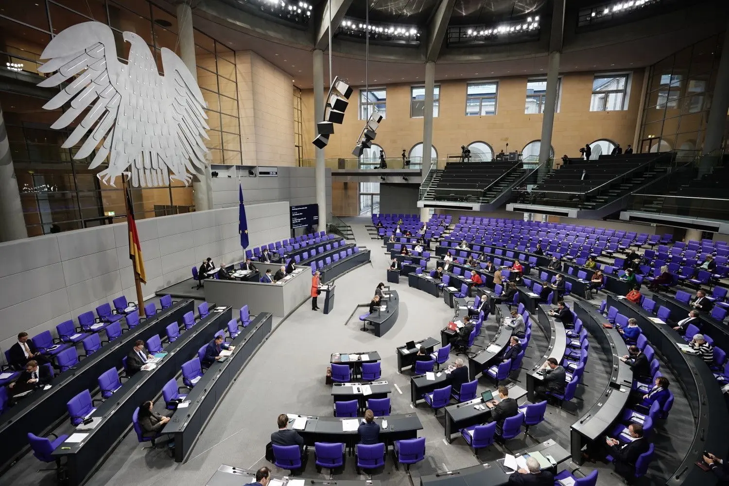 Am Mittwoch wurde im Bundestag die Novelle zum 3. Infektionsschutzgesetz in Deutschland beschlossen. Vor der Abstimmung wurden Abgeordnete allerdings von Gästen dreier AfD-Abgeordneter bedrängt und beleidigt.