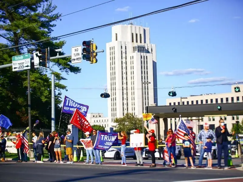 Anhänger von US-Präsident Donald Trump versammeln sich vor dem Militärkrankenhaus Walter Reed in Bethesda. Foto: Steven Ramaherison/TheNEWS2 via ZUMA Wire/dpa