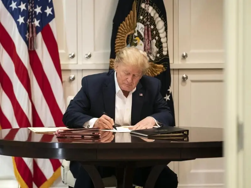 Der mit dem Coronavirus infizierte US-Präsident Donald Trump arbeitet in der Präsidenten Suite des Militärkrankenhauses Walter Reed in Bethesda.