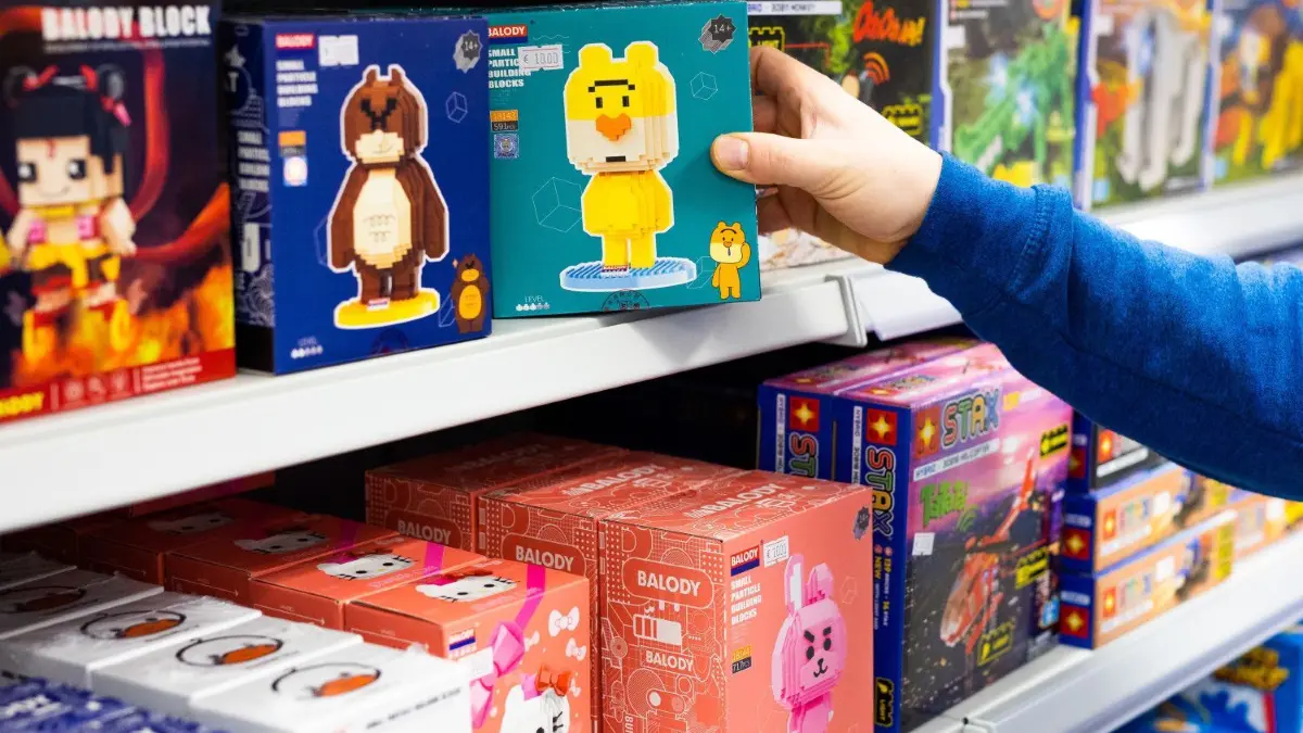 Die 2G-Regel gilt nicht für Spielzeugläden in Bayern.
ARCHIV - 15.11.2021, Niedersachsen, Hannover: Der Inhaber eines Spielzeuggeschäfts füllt ein Regal in seinem Geschäft mit Produkten. (Zu dpa «Rechtskräftig: 2G-Regel gilt nicht für Spielzeugläden in Bayern») Foto: Moritz Frankenberg/dpa +++ dpa-Bildfunk +++