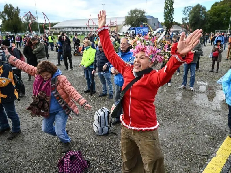 Hunderte Menschen feiern am Ufer des Bodensees einen Gottesdienst. Die Initiative „Querdenken“ hat außerdem zu einer Demonstration gegen Corona-Maßnahmen aufgerufen. Foto: Felix Kästle/dpa
