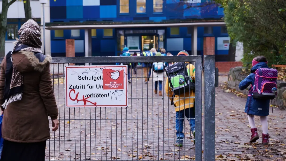 Brennpunktschule in Berlin: Ohne die Hilfe von Sozialarbeitern wären viele Lehrkräfte überfordert.
„Bitte Mundschutz tragen“ steht am Eingang zu einer Grundschule in Friedrichshain. Kanzlerin und Ministerpräsidenten beraten am 16.11.2020 per Videoschalte über den Corona-Lockdown im November. Thema sollen auch die Schulen sein. +++ dpa-Bildfunk +++