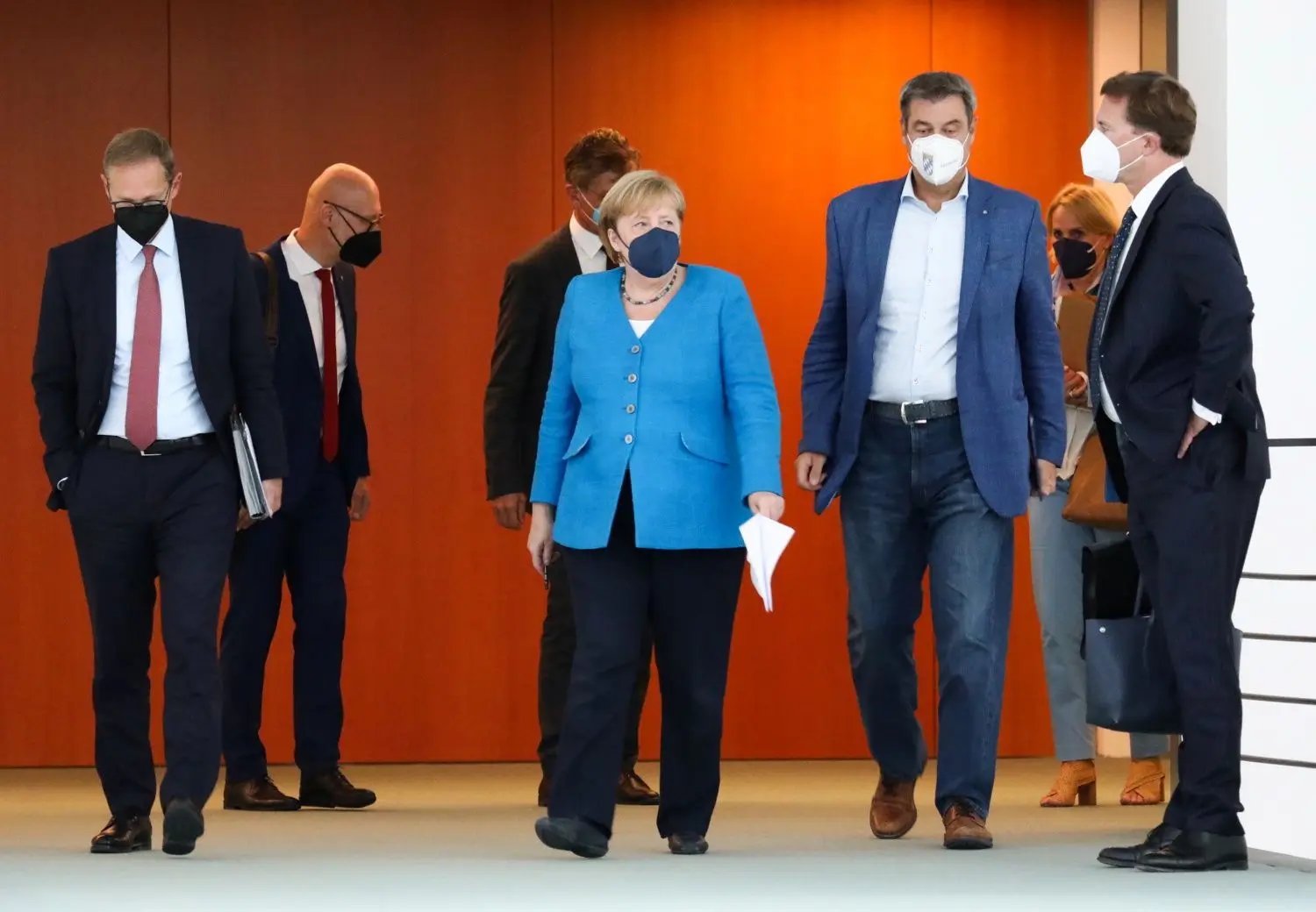 Michael Müller (SPD, l), Regierender Bürgermeister von Berlin und damaliger Vorsitzender der Ministerpräsidentenkonferenz, Bundeskanzlerin Angela Merkel (CDU), Markus Söder (CSU, 2.v.r), Ministerpräsident von Bayern, und weitere Teilnehmer kommen zu einer Pressekonferenz nach der Ministerpräsidentenkonferenz. Wieder einmal steht Deutschland in der Corona-Krise vor wichtigen Entscheidungen. Die Ministerpräsidenten versuchen am 18.11.2021 bei einer Konferenz mit der amtierenden Bundeskanzlerin Merkel, das Ruder herumzureißen und die vierte Welle zu brechen.