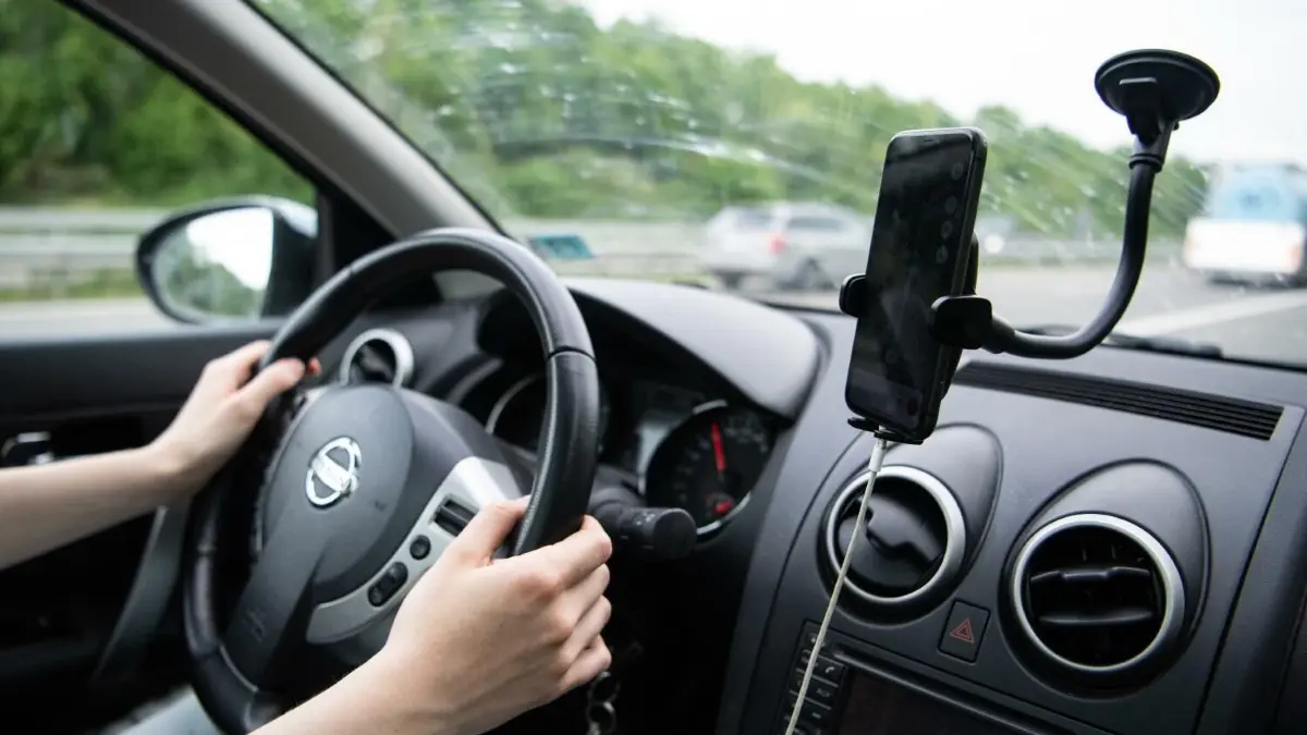 Laut EU-Vorschlag sollen Rentner ab 70 bald ihre Fahrtüchtigkeit beweisen.
ILLUSTRATION - Eine Frau sitzt im Auto mit Handy in einer Halterung. Am 19.5. wird in Rheinland-Pfalz, ein neues System zur Überwachung von Handyverstößen im Straßenverkehr vorgestellt. +++ dpa-Bildfunk +++